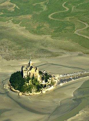 Séjour & Week-end au Mont-Saint-Michel · Auberge Saint-Pierre vue aérienne mont saint michel