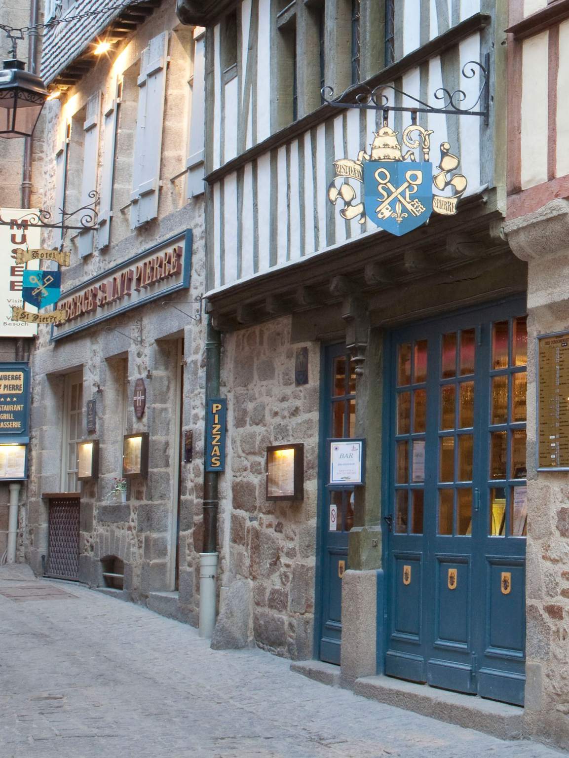 fachada del auberge saint pierre en el Monte Saint Michel